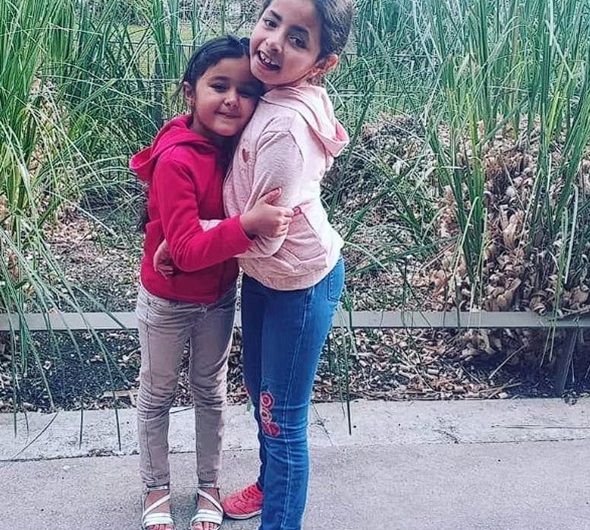 Moment de tendresse de Yasmina envers sa sœur.