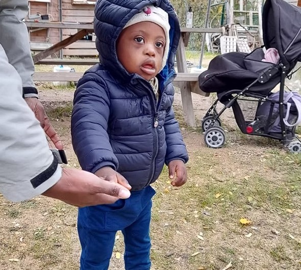 Les premiers pas du petit Kadosh.